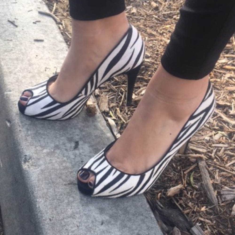 Guess black/white pony hair open toe heels zebra